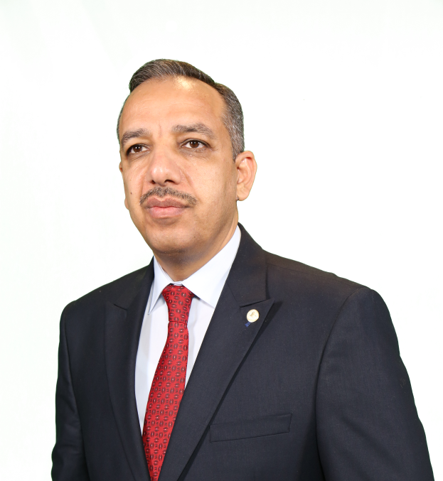 Dr. Sanjeev Kumar, Direktor des Gesundheits- und Sozialdienstes, posiert in Anzug und Krawatte vor einem weißen Hintergrund.