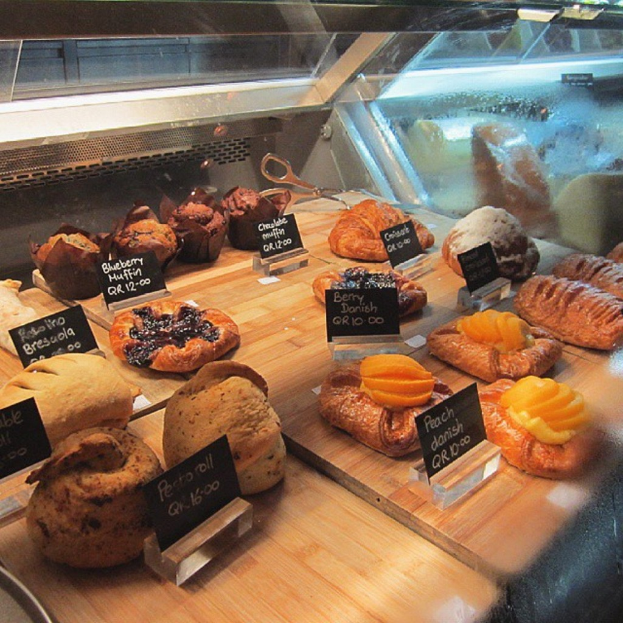 Eine Vitrine voller verschiedener Backwaren.