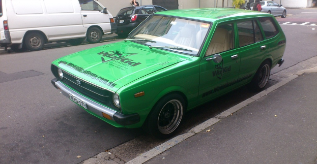 Eine Person in der N├Ąhe einer Stra├če mit Fahrzeugen.