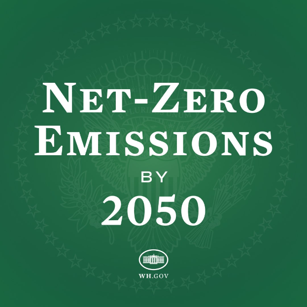 Weißer fetter Text auf grünem Hintergrund, der "net-zero emissions by 2050" liest.