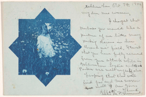 Ein kleines Mädchen in einem weißen Kleid steht in einem Feld voller bunter Blumen, mit Text auf der Postkarte.