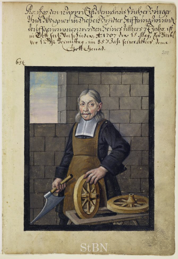 Ein alter Mann in einer Schürze hält ein Rad in einer Hand und ein Messer in der anderen, während er vor einer Wand mit Text am unteren Rand des Bildes steht.