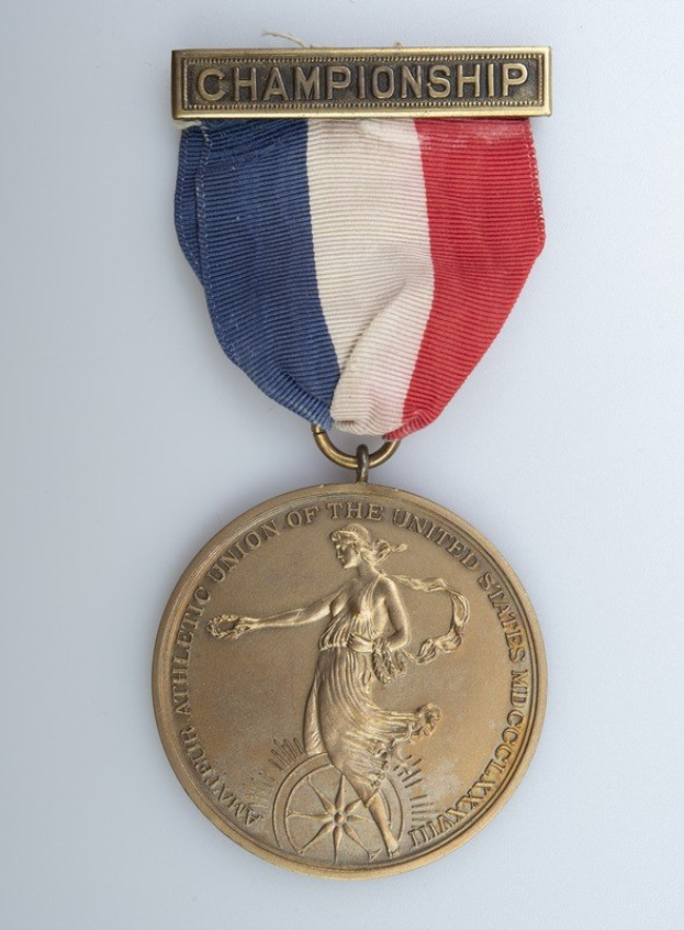 Goldmedaille mit rot-weiß-blauem Band, beschriftet mit 'Championship' und einem Personenbild.