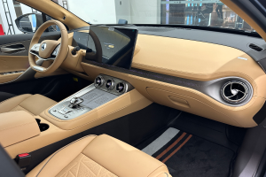 Das Innere eines Mercedes-Benz S-Klasse Limousinen auf der IAA in Frankfurt, mit Lenkrad, Armaturenbrett, Bildschirmen, Knöpfen, Sitzen, Seitenspiegeln und Glasfenstern, durch die Menschen, Gebäude und andere Objekte im Hintergrund zu sehen sind.