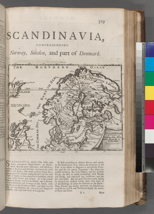 Ein aufgeschlagenes Buch mit einer detaillierten Karte von Skandinavien, einschließlich geografischer Merkmale wie Bergen, Flüssen und Städten, mit begleitendem Text.