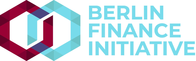 Logo der Berliner Finanzinitiative mit einem blauen Kreis mit weißer Umrandung und einem weißen "B" in der Mitte, umgeben von einem weißen Ring mit einem blau-weißen Karomuster, alles auf einem weißen Hintergrund mit fetter schwarzer Schrift "Berlin Finance Initiative."