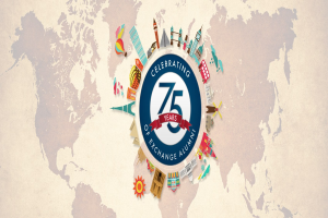 Eine Weltkarte mit dem Text "75 Jahre Austausch-Alumni" in der Mitte, umgeben von animierten Bildern von Gebäuden und anderen Gegenständen.