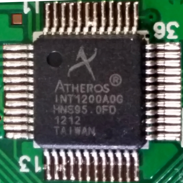 Ein Nahaufnahme eines Mikroprozessors auf einer grünen Leiterplatte, der verschiedene Komponenten und gedruckten Text zeigt.