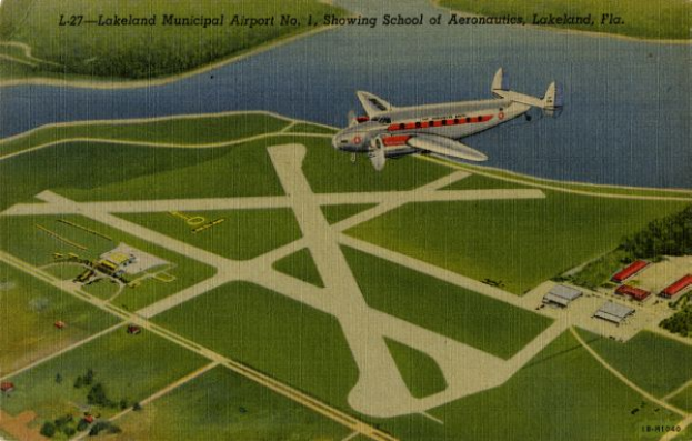 Luftaufnahme des Lakeland Municipal Airport mit einem Flugzeug, das über die Start- und Landebahn fliegt und von Bäumen, Gebäuden und Wasser umgeben ist, mit Text oben auf dem Bild.