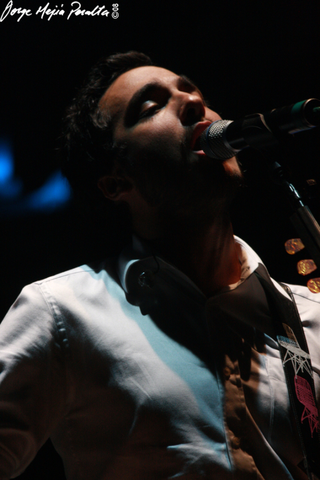 Eine Person singt in ein Mikrofon.