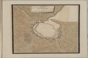 Ein abgenutztes Buch mit einer illustrierten Karte von Lübeck, Deutschland, das Straßen, Gebäude und Sehenswürdigkeiten zeigt und von begleitendem Text über die Geschichte und Kultur der Stadt beschrieben wird.