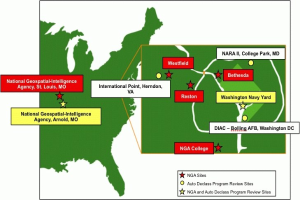 Ein detailliertes Kartenbild der Vereinigten Staaten, das die Standorte der National Geospatial Intelligence Agency mit fetter Schrift hervorhebt und geographische Merkmale wie Flüsse, Berge und Städte zeigt.