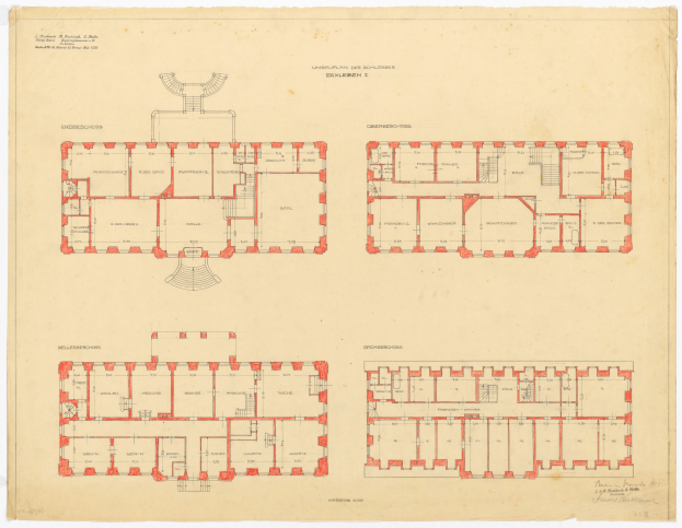 Ein detaillierter Grundrissplan des Schloss Schloss in Berlin, Deutschland, der verschiedene Räume, Flure und beschreibenden Text zum Layout zeigt.