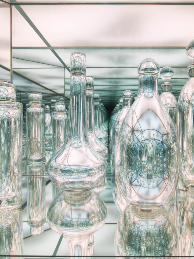 Mehrere Glasobjekte sind auf einer Oberfläche angeordnet.