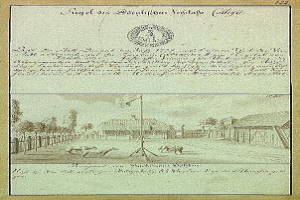 Schwarz-weißes Bild einer Kopie der ersten Entwurfsfassung der deutschen Verfassung, das eine handgezeichnete Straßenszene mit einem Fahnenmast, Gebäuden, Bäumen und Himmel zeigt.