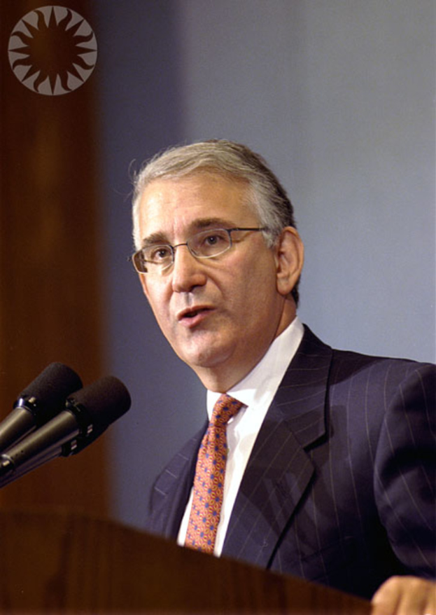 Ein Mann mit Brille spricht in ein Mikrofonset.