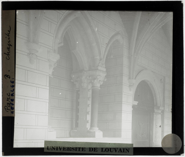 Ein Schwarz-Weiß-Foto eines Universitätsgebäudes mit Säulen und Bögen, mit Text unten, der darauf hinweist, dass es eine Universität ist.