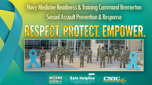 Plakat für das Sexual Assault Prevention & Response-Programm des Navy Medicine Readiness & Training Command Bremerton, das Personal in Uniform vor einem Gebäude zeigt, mit dem Text "Respekt, Schutz, Ermächtigung".