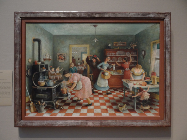 Ein Foto Rahmen eines Bildes an einer Wand, das mehrere Frauen in einem Raum bei verschiedenen Aktivitäten zeigt.