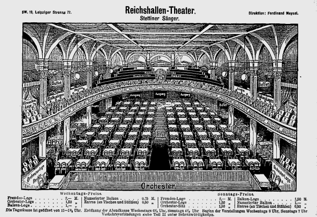 Eine Schwarz-Weiß-Zeichnung des Reichshallen-Theaters in Berlin, Deutschland, die den Zuschauerraum mit Reihen von Stühlen, Säulen und einer Decke zeigt, mit Text unten.