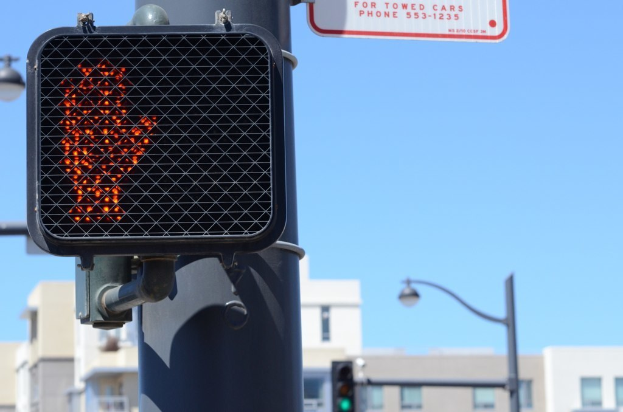Verkehrspfähle, -signale, -laternen, Gebäude und Himmel in einer städtischen Umgebung.