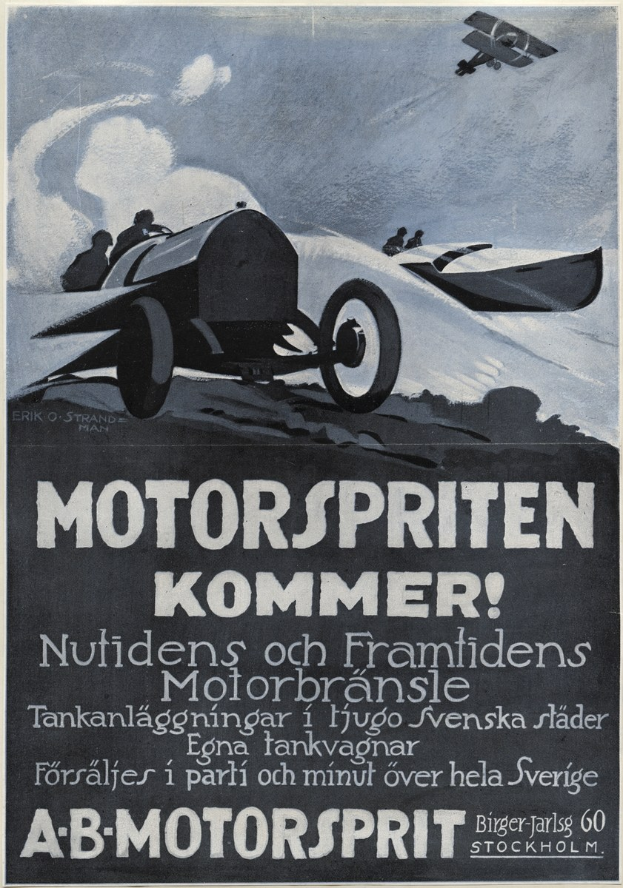 Plakat für eine Motorsporteventankündigung mit einem Fahrzeug im Fokus auf einem Rad und Text, der Informationen über das Fahrzeug und seine Merkmale enthält.
