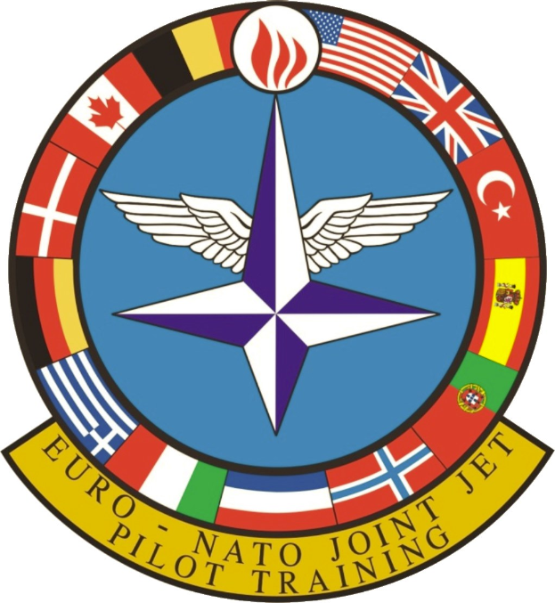 Logo der NATO Joint Jet Pilot Training mit einem blauen Kreis mit einem weißen Stern in der Mitte, umgeben von vier farbigen Flaggen und weißer Schrift, die 'NATO Joint Jet' liest.