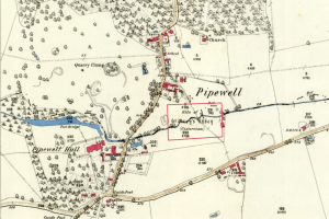Ein detaillierter alter Stadtplan von Pipewell, der Straßen, Gebäude, Sehenswürdigkeiten und Text mit Zahlen zur Standortangabe zeigt.