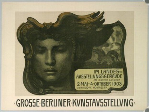 Plakat mit einer Frau in einem weißen Kleid mit einem blauen Schultertuch, geschlossene Augen und Haare im Dutt, umgeben von Text, der "Grosse Berliner KVNSTAVSSTELLVING" liest.
