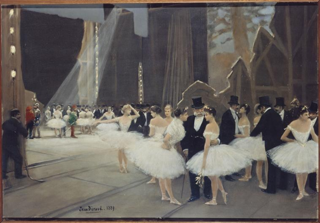 Gemälde mit dem Titel 'Tanz an der Oper' von Jean Beraud (1889), das eine Gruppe von Tänzerinnen in weißen Tutus und Hüten auf einer Bühne zeigt.