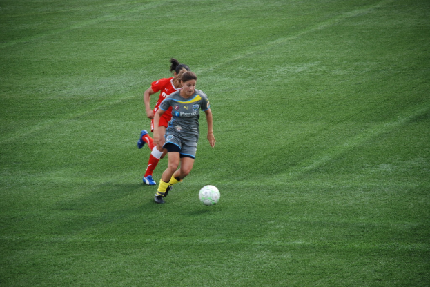Frauen und Ball am Boden.