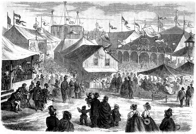 Eine Schwarz-Weiß-Zeichnung eines lebhaften viktorianischen Karnevals in London, England, mit einer Menge Menschen, Zelten, Gebäuden, Flaggen und Polen unter einem Himmel.