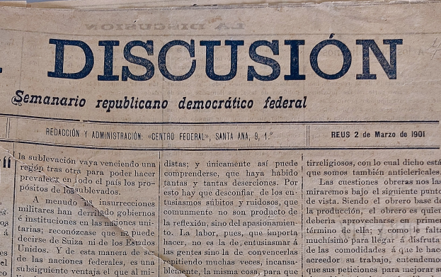 Zeitung mit vergilbtem, gelbem Papier, das die Überschrift "Semanario Repúblicano Democrático Federal" und das Wort "Diskussion" trägt, mit schwarzer Tinte und leichten Knicken.