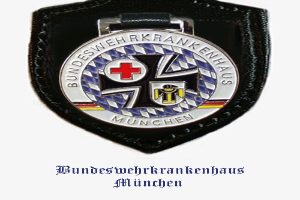 Schwarzes Lederpatch mit rotem Kreuz-Logo und Text "Bundeswehrkrankenhaus München" unten.