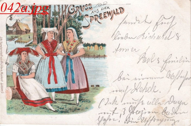 Ein altes Postkartenmotiv mit drei Frauen in traditioneller bayrischer Tracht, die im Freien stehen, umgeben von Gras, Bäumen, Häusern, Wasser und Himmel, mit Text auf der rechten Seite.