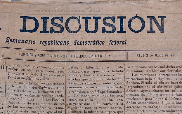 Ein gelblich vergilbtes, leicht zerknittertes Zeitungsblatt mit der schwarzen Aufschrift "Diskussion", das die Schlagzeile "Semanario Republicano Democrático Federal" trägt.