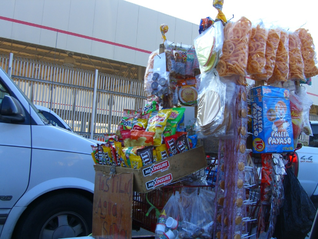 Lebensmittel sind auf einer Oberfläche mit zwei Fahrzeugen in der linken Ecke angeordnet.