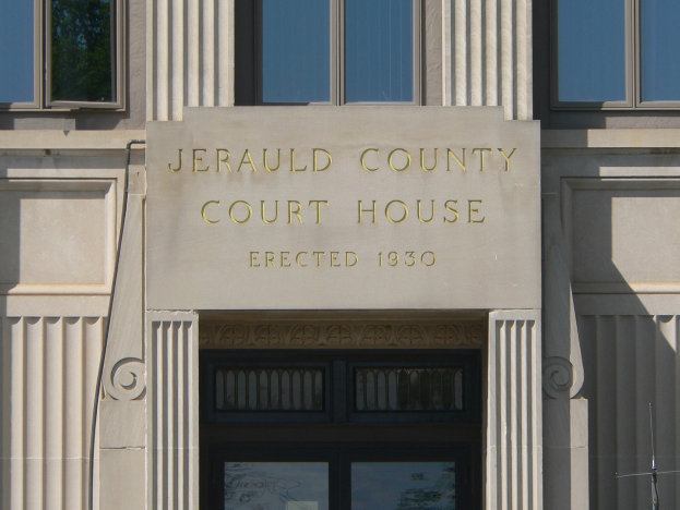 Gerichtsgebäude von Jerauld County, ein Gebäude mit Glasfenstern, einer Tür und einer Wandaufschrift, die "Gerichtsgebäude von Jerauld County" lautet.