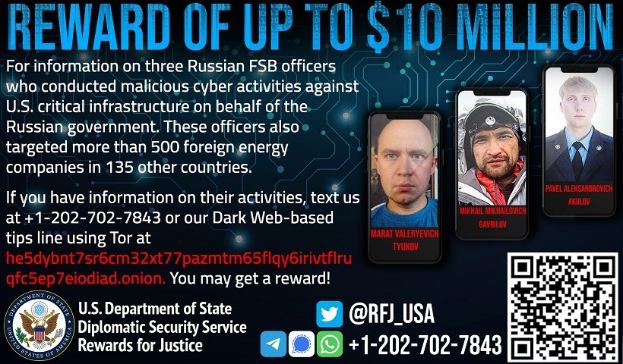 Belohnungsposter mit bis zu $10 Millionen, mit Bildern von drei russischen FSB-Offizieren, ihren Logos und einem QR-Code unten.