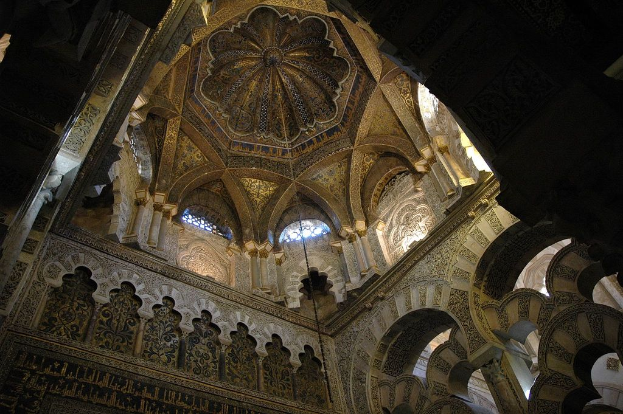 Ein Gebäude mit sichtbarer Kunst an den Innenwänden und einem Dach oben.