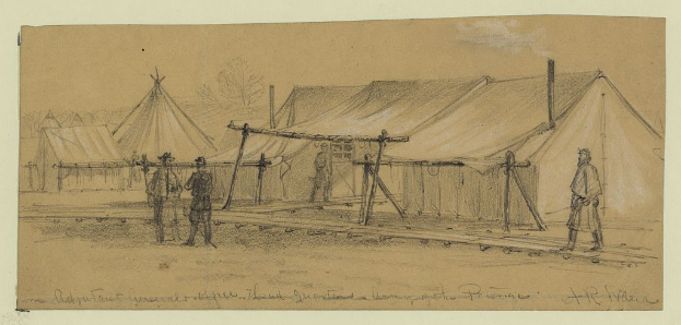 Eine Zeichnung einer Gruppe von Menschen, die vor einem Zelt stehen, umgeben von Bäumen und Pfählen, mit dem Text "Adjutantenlager der drei Ebenen Guantanamo Kriegsgefangene" unten.