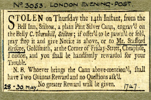 Eine Schwarz-Weiß-Postkarte mit dem Bild eines Mannes und Text über eine gestohlene Silberkanne aus dem Bell Inn in Stilton.