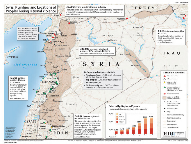 Ein Plakat mit einer Karte von Syrien, auf der betroffene Gebiete durch Markierungen hervorgehoben sind, die die innere Vertriebenenquote anzeigen, begleitet von Text und Grafiken, die zusätzliche Informationen bereitstellen.