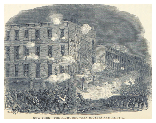 Ein Plakat, das eine gewalttätige Konfrontation zwischen Aufständischen und Miliz in New York City zeigt, mit Menschen auf dem Boden, die Waffen halten, Gebäuden im Hintergrund und Rauch, der aus ihnen aufsteigt, begleitet von Text unten, der "New York - Der Kampf zwischen Aufständischen und Miliz" lautet.