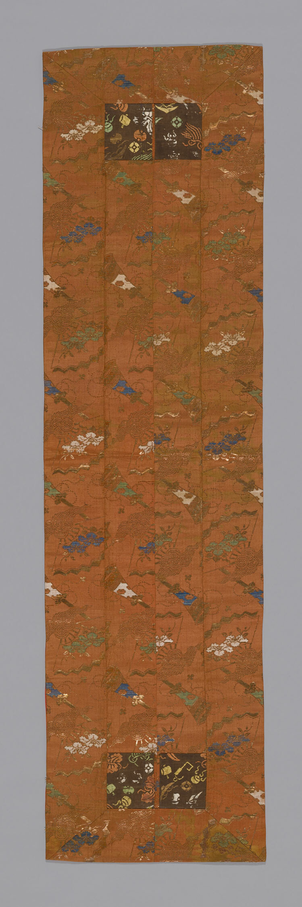 Ein japanisches Kimono mit einem orangen Hintergrund und einem floralen Design, das eine Szene aus der Serie Fifty-Three Stations of the Tokaido zeigt, das mit detaillierten Details und leuchtenden Farben besticht.