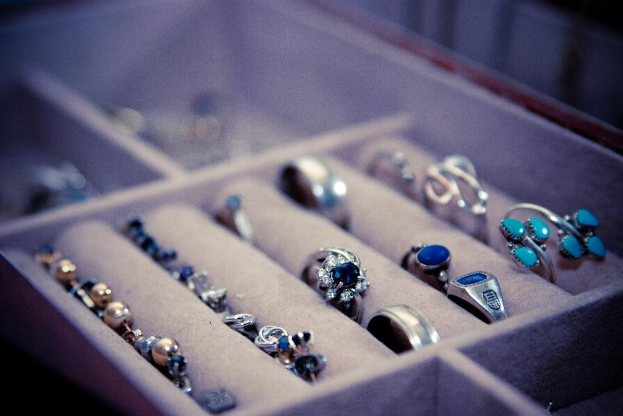 Eine Sammlung an Schmuck und Ringen.