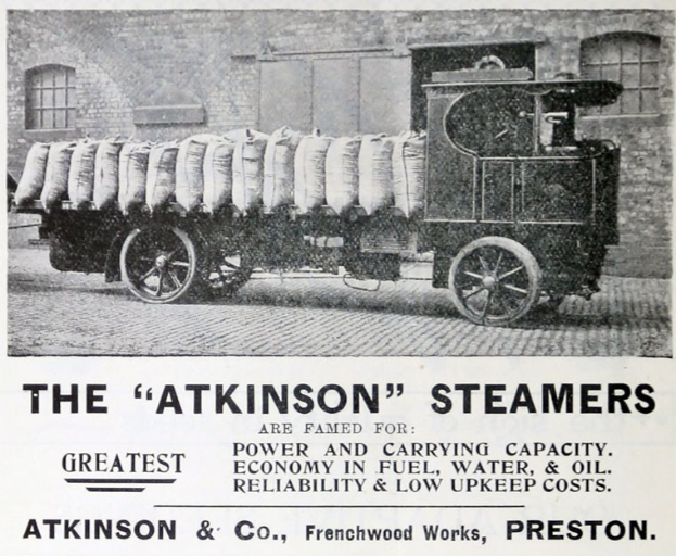 Anzeige für Atkinson-Dampfwagen, die ein Fahrzeug auf einer Straße mit Gepäck, ein Gebäude im Hintergrund und den Text "Atkinson-Dampfwagen - Die größte Leistung und Tragfähigkeit" unten zeigen
