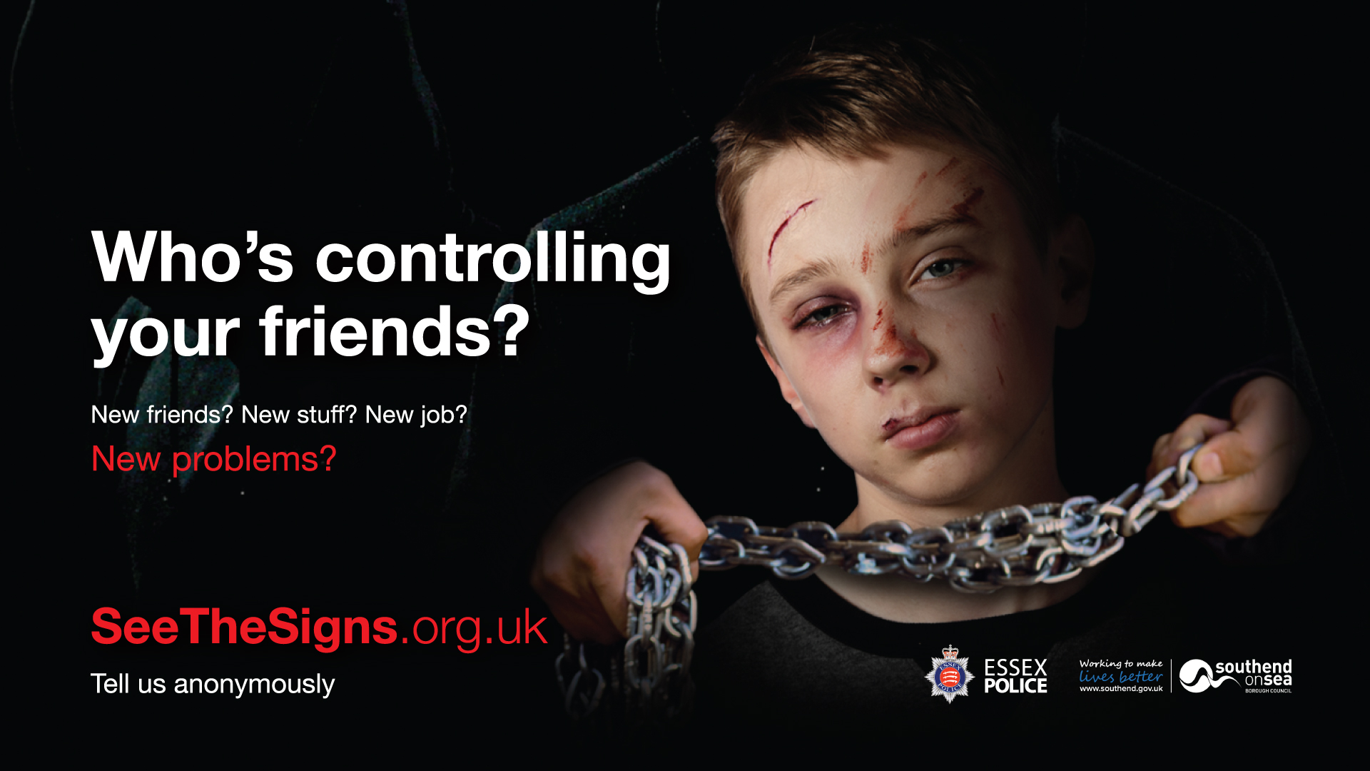Ein junger Junge mit einer Kette um den Hals, mit dem Text "Wer kontrolliert deine Freunde?" auf einem dunklen Hintergrund.