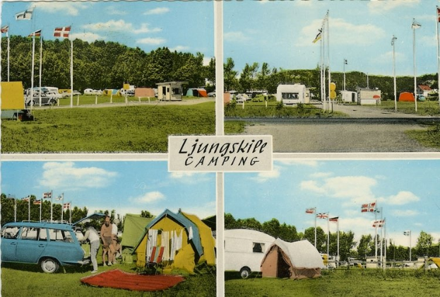 Eine Postkarte, die einen Campingplatz mit einem geparkten Auto, Zelten, Menschen, Flaggen, Bäumen, einer Straße und einem bewölkten Himmel zeigt, mit einer Texttafel im Vordergrund.