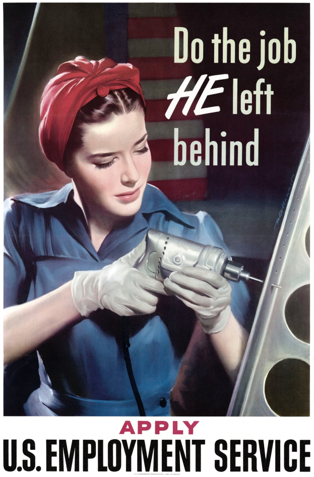 Eine Frau in einem blauen Kleid und einem roten Turban hält eine Bohrmaschine, mit einem Plakat dahinter, auf dem "Mach den Job, den er zurückgelassen hat - Bewirb dich beim U.S. Employment Service." steht